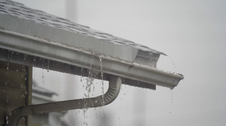 Corniche qui déborde d'eau